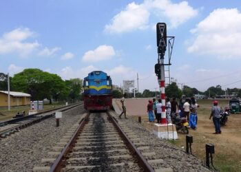 புகையிரதக் கடவையின்மையால் போக்குவரத்து இடர்பாடு!