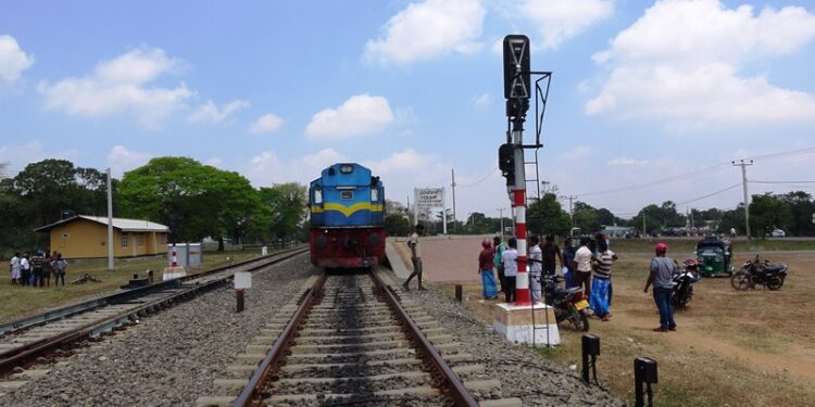 புகையிரதக் கடவையின்மையால் போக்குவரத்து இடர்பாடு!