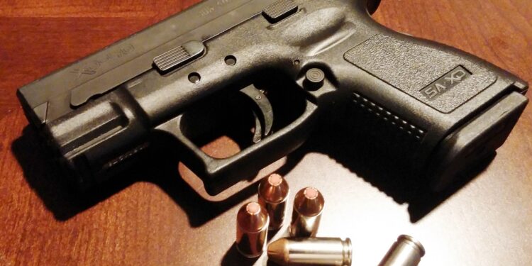 யாழில் இயங்கும் சட்டவிரோத குழுக்களிடம் கைத்துப்பாக்கி