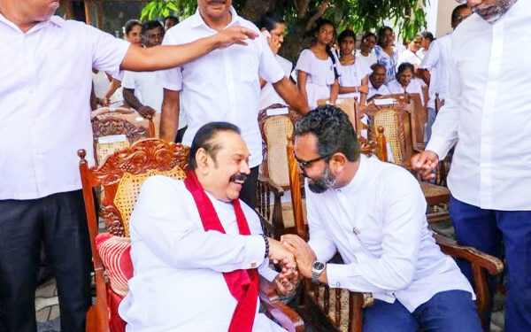 மஹிந்தவின் கைகளை இறுகப் பற்றிக்கொண்ட என்.பி.பி எம்.பி