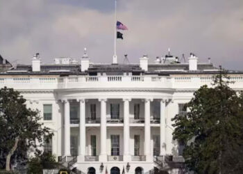 வெள்ளை மாளிகைக்குள் திடீரென பாய்ந்த கார்!