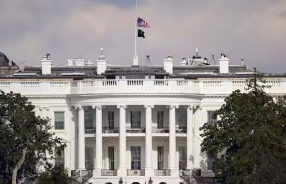 வெள்ளை மாளிகைக்குள் திடீரென பாய்ந்த கார்!