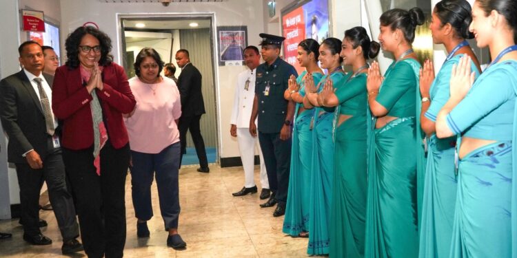 இலங்கை திரும்பிய பிரதமர்!