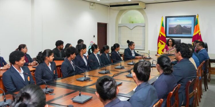 பிரதமருக்கும் பெண்கள் தேசிய கிரிக்கெட் அணிக்கும் இடையிலான சந்திப்பு