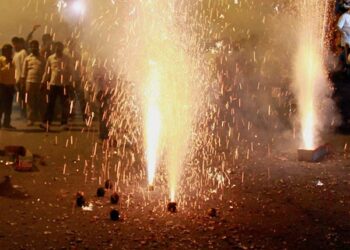 பட்டாசு கொளுத்திய இளைஞர்களை மோதித் தள்ளிய லொறி!