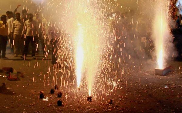 பட்டாசு கொளுத்திய இளைஞர்களை மோதித் தள்ளிய லொறி!