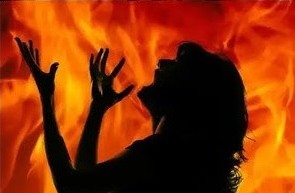 மனைவிக்கு தீ வைத்த கணவன்!!