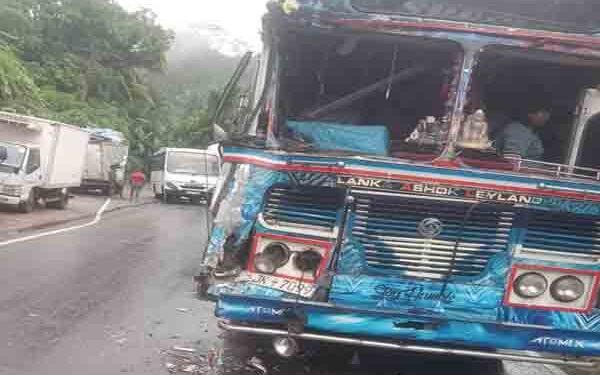 பேருந்து விபத்து : 20 பேர் காயம்