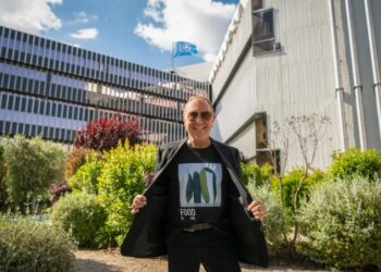 பாடசாலை மாணவர்களுக்கு உணவு வழங்கும் திட்டத்துக்கு ஆடை வடிவமைப்பாளர் நன்கொடை