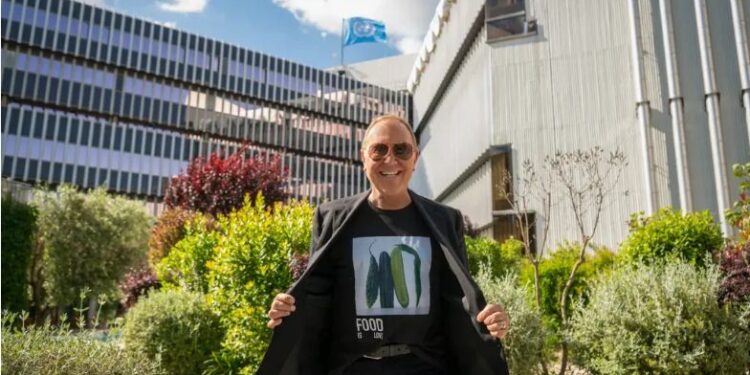 பாடசாலை மாணவர்களுக்கு உணவு வழங்கும் திட்டத்துக்கு ஆடை வடிவமைப்பாளர் நன்கொடை