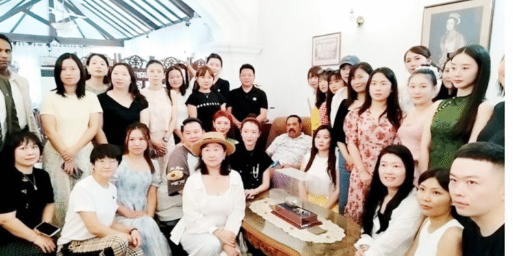 மகிந்தவை சீன வர்த்தகர்கள் குழு சந்தித்து பேச்சுவார்த்தை!