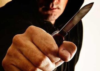 கத்தி முனையில் மிரட்டி கொள்ளை!