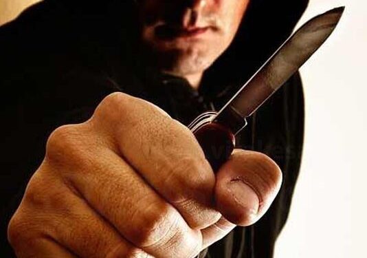 கத்தி முனையில் மிரட்டி கொள்ளை!