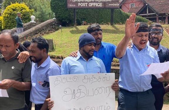 அஞ்சல் தினத்தில் கருப்புப்பட்டி அணிந்து போராட்டம்!