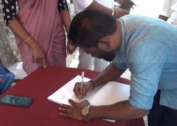 பஸ் நிலையத்தில் கையெழுத்து வேட்டை!