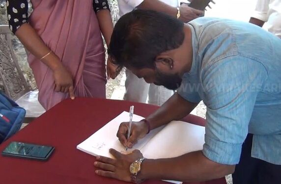 பஸ் நிலையத்தில் கையெழுத்து வேட்டை!