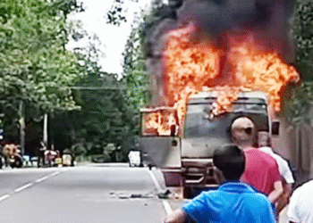 யாத்திரிகளை ஏற்றிச்சென்ற பேருந்தில் திடீர் தீ விபத்து