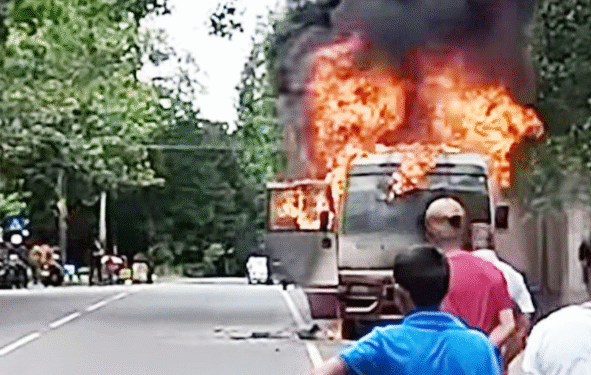 யாத்திரிகளை ஏற்றிச்சென்ற பேருந்தில் திடீர் தீ விபத்து