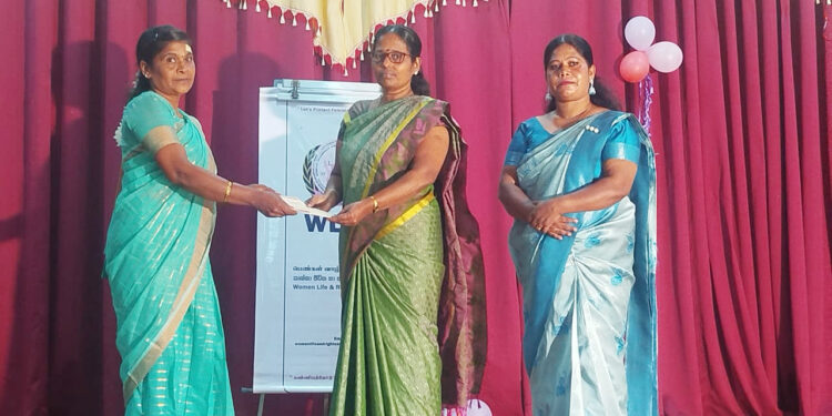 பெண்கள் வாழ்வுரிமைச் சங்கத்தின் உறுப்பினர்களுக்கு சான்றிதழ் வழங்கல்