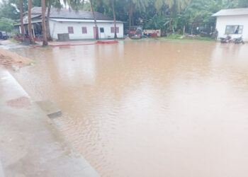 மழை வெள்ளத்தில் மிதக்கும் சுன்னாகம் பொலிஸ் நிலையம்