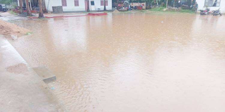 மழை வெள்ளத்தில் மிதக்கும் சுன்னாகம் பொலிஸ் நிலையம்