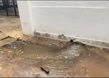 வெள்ளநீரால் போக்குவரத்து செய்ய முடியாத அவலம்