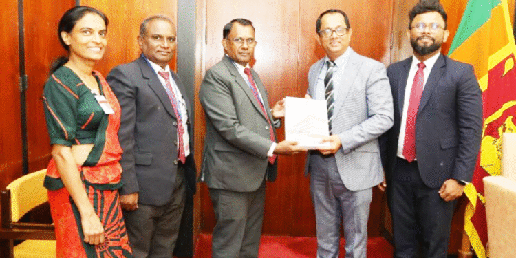 கணக்காய்வாளர் நாயகத்தின் அறிக்கை சபாநாயகரிடம் கையளிப்பு!