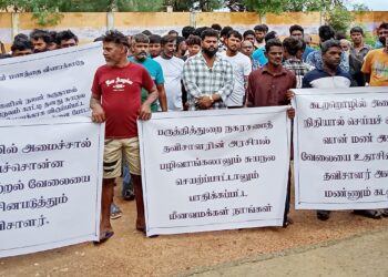 கடற்றொழிலாளர்களுக்கு இடையூறாக கொட்டப்பட்டுள்ள மணலை அகற்றக் கோரி கவனயீர்ப்பு போராட்டம்