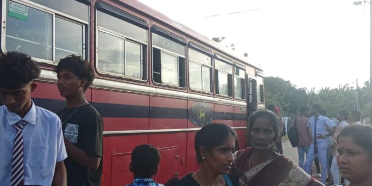 யாழ். இ.போ.ச பஸ் பழுது : பயணிகள் பாதிப்பு!