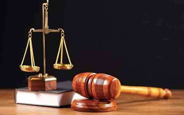 பொதுமக்களின் முறைப்பாட்டால் நீதித்துறை அதிகாரிகள் பணி நீக்கம்!