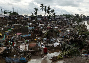 பிலிப்பைன்ஸை புரட்டிப்போட்ட சூறாவளி!