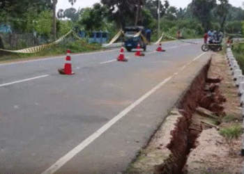 யாழில் தாழிறங்கிய வீதி : ஆபத்தின் விளிம்பில் மக்கள்!