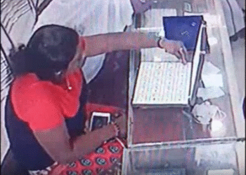 போலி மோதிரத்தைக் கொடுத்து தங்கத்தை மாற்றிய பெண்!