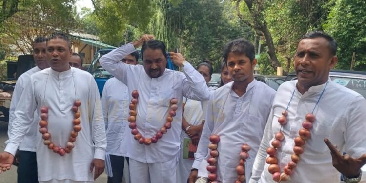 வெங்காய மாலையுடன் சபைக்கு வந்த எதிர்க்கட்சி உறுப்பினர்கள்