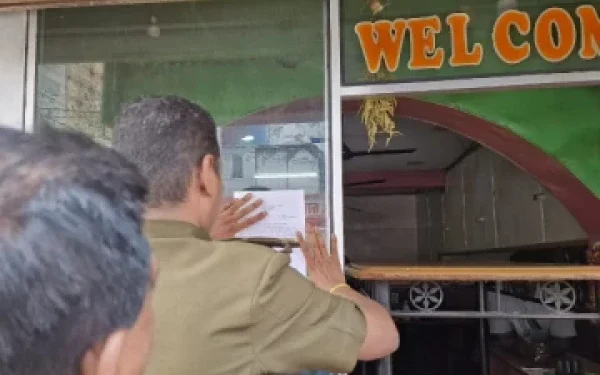 வவுனியாவில் சுகாதார சீர்கேட்டுடன் இயங்கிய உணவகங்கள் பூட்டு!