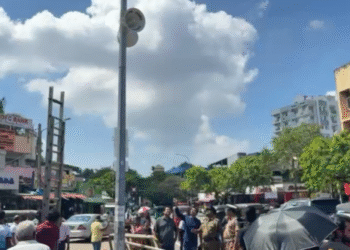 மகிந்தவின் பேரணி : ஒலிபெருக்கிகளை அகற்றிய பொலிஸார்!