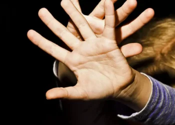 பேயை விரட்ட சிறுமியை எரித்த பெண் பூசாரி!