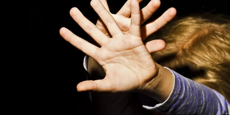 பேயை விரட்ட சிறுமியை எரித்த பெண் பூசாரி!