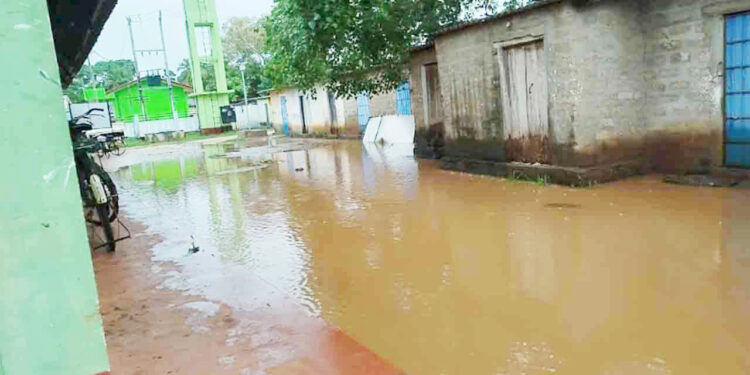 வெள்ளத்தில் மிதக்கும் பளை பொதுச் சந்தை