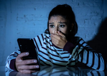 யுவதிகளுக்கு நிர்வாண வீடியோ அழைப்பு