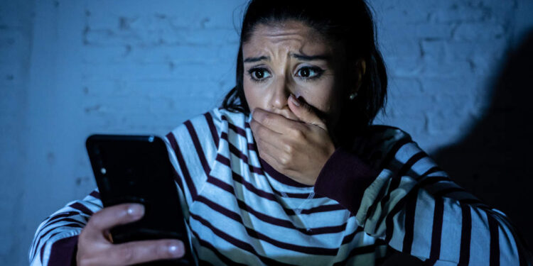 யுவதிகளுக்கு நிர்வாண வீடியோ அழைப்பு