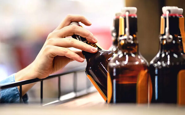 உணவகத்தில் மதுபான விற்பனை!