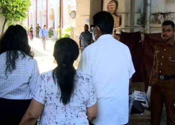 கெஹெலியவும் அவரது மனைவியும் மகளும் இலஞ்ச, ஊழல் விசாரணை ஆணைக்குழுவில் முன்னிலை!