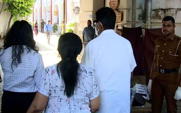 கெஹெலியவும் அவரது மனைவியும் மகளும் இலஞ்ச, ஊழல் விசாரணை ஆணைக்குழுவில் முன்னிலை!