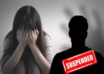 மாணவிகளுடன் தவறாக நடக்க முற்பட்ட ஆசிரியர் பணிநீக்கம்!