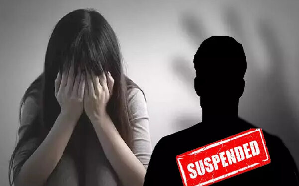 மாணவிகளுடன் தவறாக நடக்க முற்பட்ட ஆசிரியர் பணிநீக்கம்!