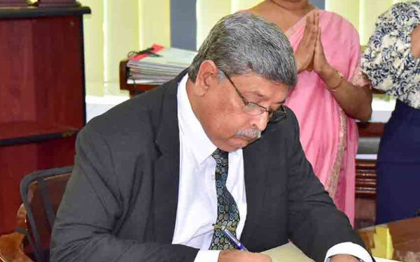 கடமைகளைப் பொறுப்பேற்றார் புதிய தேர்தல்கள் ஆணையாளர் நாயகம்