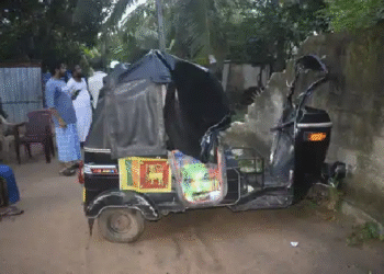 முச்சக்கரவண்டியை அடித்து நொறுக்கிய யானை : பல இலட்சம் பெறுமதியான பொருட்கள் சேதம்