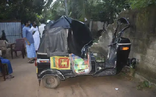 முச்சக்கரவண்டியை அடித்து நொறுக்கிய யானை : பல இலட்சம் பெறுமதியான பொருட்கள் சேதம்