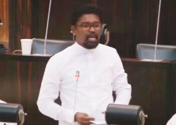 வளர்ச்சி என்ற வார்த்தையை பயன்படுத்துவதற்கு எதிர்க் கட்சியினருக்கு தடை விதிக்க வேண்டும்